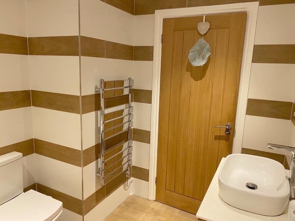 Bevendean Beach Hut - Modern 5 Bedroom House, With Parking 브라이턴 외부 사진